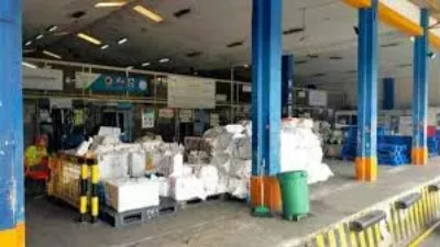 Truk pengangkut barang berat di Batam